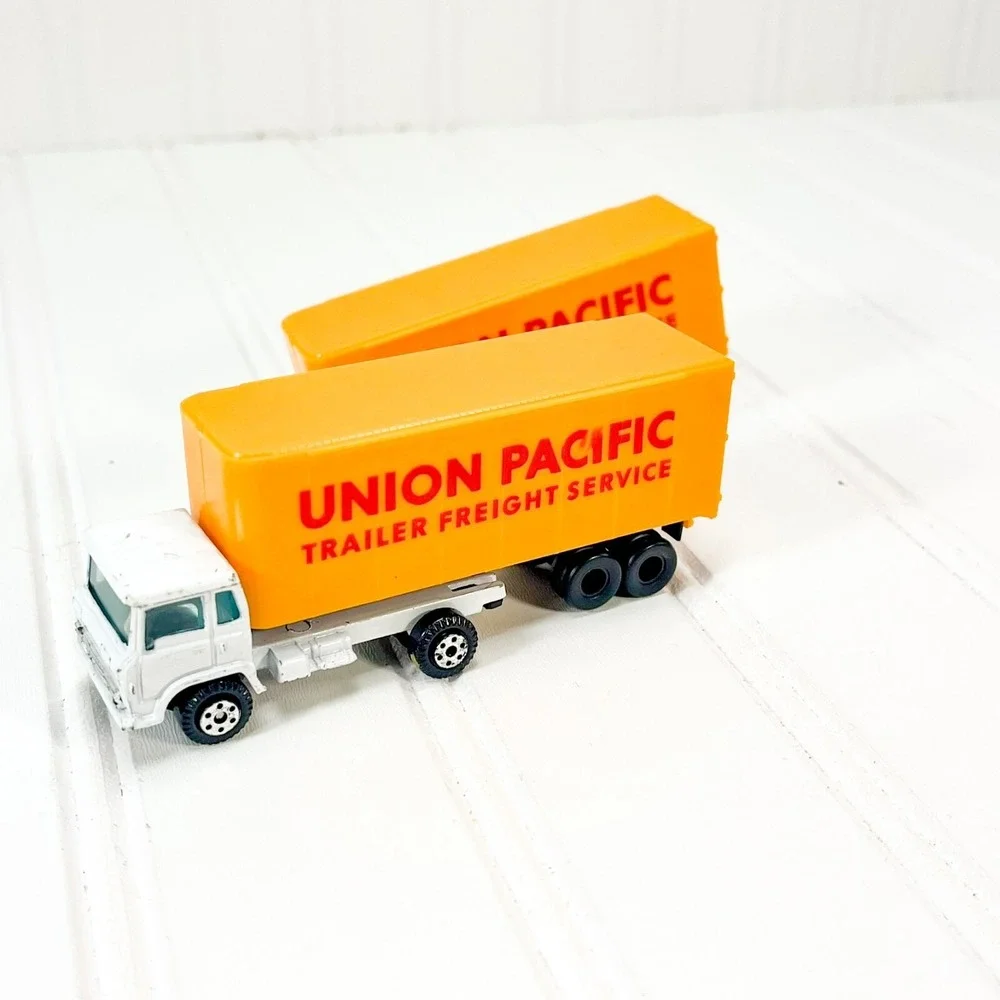 Vintage Set 2 Tyco HO Scale Semi Trailers, Union Pacific Trailer Freight Service